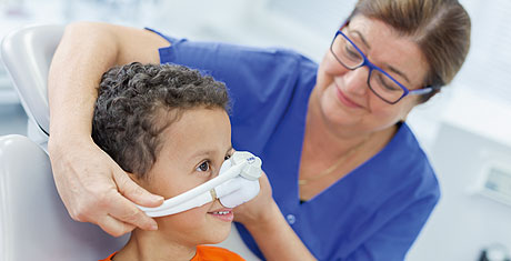 Angstpatienten: Zahnärztin erklärt kleinem Kind die Behandlung